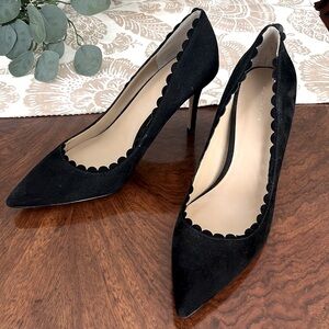ANN TAYLOR Black Mila Scalloped Suede Pump-Sz 9